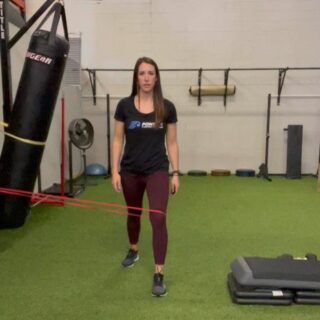 💯 #Exercise for lower body control! ⁠⁠
⁠⁠
1️⃣ I like to use this to allow the knee to go inward (valgus) but to also teach the hip how to control it back out of that position. You can do this at varying heights of a lunge so the body learns in different positions!⁠⁠
2️⃣ Adding a jump component to the lunge-- really increases the demand of the task. I like to progress to this because it mimics sport where movements are happening at a much quicker rate.⁠⁠
⁠⁠
Try these two and let me know what you think!!⁠⁠
⁠⁠